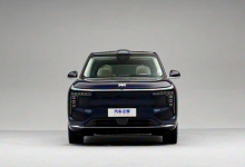 Отличительная особенность — «сверхширокоугольный интеллектуальный проектор», который способен освещать площадь до 8000 квадратных метров (примерно как небольшой стадион).