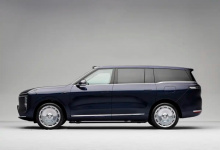 Отличительная особенность — «сверхширокоугольный интеллектуальный проектор», который способен освещать площадь до 8000 квадратных метров (примерно как небольшой стадион).