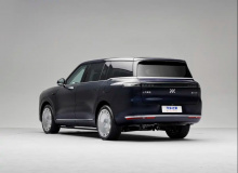 Отличительная особенность — «сверхширокоугольный интеллектуальный проектор», который способен освещать площадь до 8000 квадратных метров (примерно как небольшой стадион).