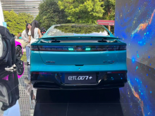 Внешне автомобиль выделяется плавными линиями, дверными ручками, расположенными заподлицо, и пятиспицевыми колёсными дисками в цвет кузова. Лидарная система дополнена индикатором «маленький синий огонёк», который помогает при вождении. Габариты автом