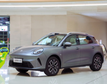 Высококлассные комплектации оснащены лидаром на крыше с 27 датчиками. Лидар поддерживает ультрасовременную систему помощи при вождении Coffee Pilot Ultra advanced, которая позволяет управлять навигацией по шоссе и городу, а также помогает при парковк