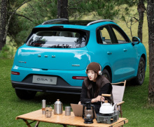 Это первая модель электрического внедорожника в линейке Ora. Автомобиль доступен в пяти комплектациях с запасом хода 480 или 580 км (по циклу CLTC).