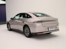 Предпродажная цена Nissan N6 варьируется от 106 900 до 121 900 юаней (примерно 1,22-1,39 млн рублей). Официальные продажи стартуют 8 декабря 2025 года, а поставки начнутся вскоре после этого.