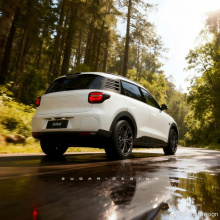 В последнем тизере акцент сделан на светотехнике автомобиля. Фары выполнены по трёхсегментной схеме, как и у других моделей Leapmotor, но с изгибами, которые придают передней части более округлый вид. На изображениях также заметны затемнённые наружны