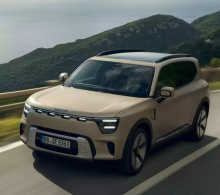 Передняя часть автомобиля представляет собой сплошную полосу света с небольшими решётками воздухозаборников по обеим сторонам и более крупной центральной решёткой в нижней части.