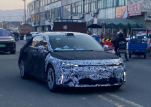 Передняя часть автомобиля представляет собой сплошную полосу света с небольшими решётками воздухозаборников по обеим сторонам и более крупной центральной решёткой в нижней части.