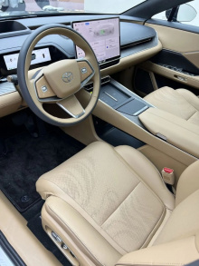 Передняя часть автомобиля выполнена в недавнем стиле Toyota с закрытой решёткой радиатора, С-образной световой полосой, проходящей через верхнюю часть панели, и L-образным расположением нижней подсветки в сочетании с вертикальными воздушными каналами