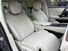 На снимках видна наклонная линия крыши, полускрытые дверные ручки, бескаркасные двери и лидарный блок, установленный на крыше в качестве части оборудования для помощи водителю.