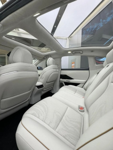 На снимках видна наклонная линия крыши, полускрытые дверные ручки, бескаркасные двери и лидарный блок, установленный на крыше в качестве части оборудования для помощи водителю.