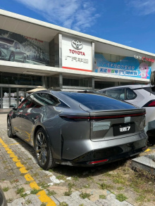 Сзади установлена прозрачная задняя фара сквозного типа и небольшой встроенный спойлер над затемнённой частью бампера. Запланировано семь цветов кузова.