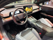 Сзади установлена прозрачная задняя фара сквозного типа и небольшой встроенный спойлер над затемнённой частью бампера. Запланировано семь цветов кузова.