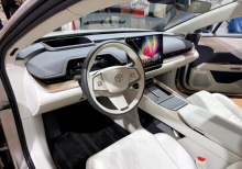 Передняя часть автомобиля выполнена в недавнем стиле Toyota с закрытой решёткой радиатора, С-образной световой полосой, проходящей через верхнюю часть панели, и L-образным расположением нижней подсветки в сочетании с вертикальными воздушными каналами