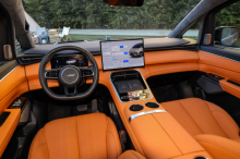 Geely Galaxy V900 отличается стильным и современным дизайном. Автомобиль доступен в пяти цветах кузова: