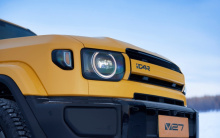 Автомобиль выполнен в классическом стиле внедорожника с характерными чертами: