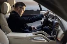 Салон выполнен в характерном для бренда семейном стиле, но с новыми элементами оформления. Ключевые особенности передней части: