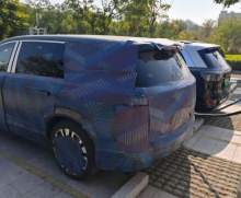 Вскоре после презентации компанией BYD нового флагманского внедорожника Tang 9 (D‑сегмент) в Китае заметили прототип автомобиля, покрытый камуфляжем