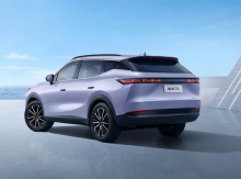 На данный момент Chery не раскрыла габариты и параметры силового агрегата Tiggo 7L. Однако название модели позволяет предположить, что она будет крупнее текущей версии Tiggo 7.