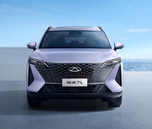 На данный момент Chery не раскрыла габариты и параметры силового агрегата Tiggo 7L. Однако название модели позволяет предположить, что она будет крупнее текущей версии Tiggo 7.