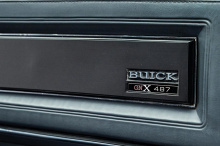 Под капотом — не старый 5,0-литровый V8, а 4,1-литровый двигатель Buick V6 с мощным турбонаддувом