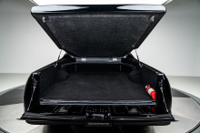 Представьте: вы выиграли в лотерею и хотите сохранить это в тайне. Но некоторые знаки всё равно выдадут вас — например, такой уникальный автомобиль, как этот Chevy El Camino 1984 года, мастерски превращённый в Buick GNX ute. Каждая деталь здесь — нас