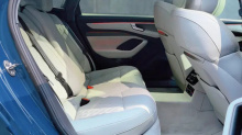 Салон Audi A6L выполнен в соответствии с фирменным стилем бренда