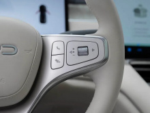 По данным China EV DataTracker, в марте 2026 года компания BYD продала по всему миру 295 639 автомобилей на новых источниках энергии — на 20,4 % меньше по сравнению с аналогичным периодом прошлого года. Объём продаж за первый квартал 2026 года состав