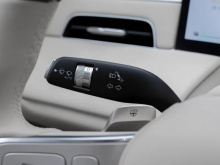 Новый автомобиль будет доступен в двух версиях: чисто электрической (EV) и подзаряжаемой гибридной (PHEV).