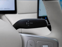 Новый автомобиль будет доступен в двух версиях: чисто электрической (EV) и подзаряжаемой гибридной (PHEV).