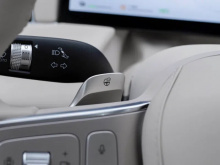 Новый автомобиль будет доступен в двух версиях: чисто электрической (EV) и подзаряжаемой гибридной (PHEV).