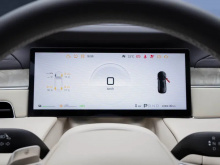 В салоне реализован дизайн кабины «Ocean Aesthetics 2.0». Хромированные элементы подчёркивают такие детали, как руль, вентиляционные отверстия, кнопки и динамики. На центральной консоли расположен «парящий» квадратный центральный экран. При этом в ав