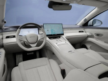 В салоне реализован дизайн кабины «Ocean Aesthetics 2.0». Хромированные элементы подчёркивают такие детали, как руль, вентиляционные отверстия, кнопки и динамики. На центральной консоли расположен «парящий» квадратный центральный экран. При этом в ав