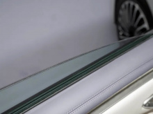 В салоне реализован дизайн кабины «Ocean Aesthetics 2.0». Хромированные элементы подчёркивают такие детали, как руль, вентиляционные отверстия, кнопки и динамики. На центральной консоли расположен «парящий» квадратный центральный экран. При этом в ав