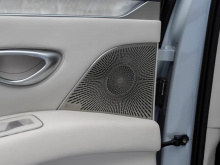 Профиль кузова выделяется плавными линиями талии, автомобиль оснащён полускрытыми дверными ручками. На крыше размещены блок LiDAR и сегментированный панорамный люк.