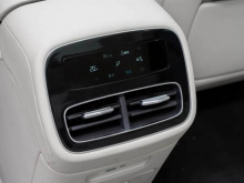 Профиль кузова выделяется плавными линиями талии, автомобиль оснащён полускрытыми дверными ручками. На крыше размещены блок LiDAR и сегментированный панорамный люк.