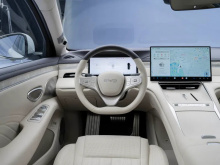 Seal 08 отличается фарами передней оптики разделённого типа: дневные ходовые огни имеют волнообразную форму, а основные световые блоки — глубокие и динамичные. Задняя часть автомобиля продолжает эту стилистику: здесь применён волнообразный дизайн зад