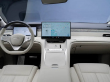 Профиль кузова выделяется плавными линиями талии, автомобиль оснащён полускрытыми дверными ручками. На крыше размещены блок LiDAR и сегментированный панорамный люк.