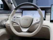 По данным China EV DataTracker, в марте 2026 года компания BYD продала по всему миру 295 639 автомобилей на новых источниках энергии — на 20,4 % меньше по сравнению с аналогичным периодом прошлого года. Объём продаж за первый квартал 2026 года состав