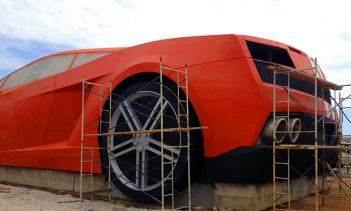 Футболисты построили 25-метровый Lambo Gallardo