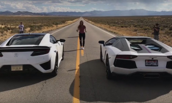 Видео - 2016 Acura NSX против Lamborghini Aventador