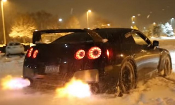 Плюющий пламенем Nissan GT-R - всё, что нужно этой зимой
