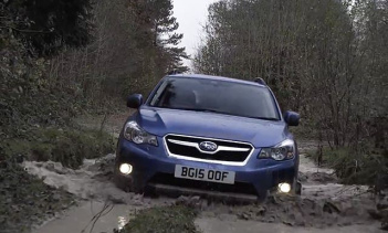 Обычный внедорожник проходит тестирование на военном полигоне