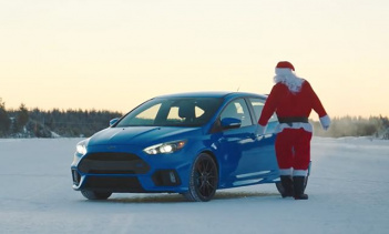 Санта дрифтит вокруг Дарта Вейдера на Focus RS