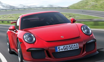 Видео: Porsche 911 GT3 против Nissan GT-R