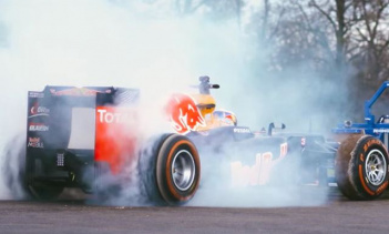 Новый сумасшедший трюк Red Bull – регбисты против машины Формулы 1
