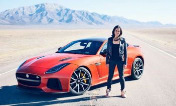 Смотрите, как Мишель Родригес разгоняется до 320 км в час на Jaguar F-Type SVR