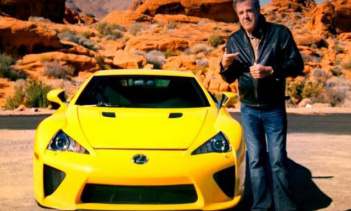 Смотрите, как бывший Стиг гоняет на любимом автомобиле Джереми Кларксона