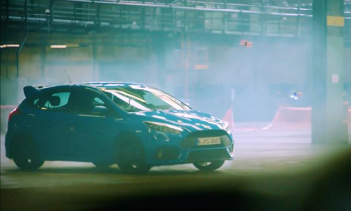 Погоня летающих дронов в гараже Ford