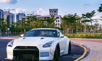 Пара Liberty Walk Nissan GT-R на дисках Brixton