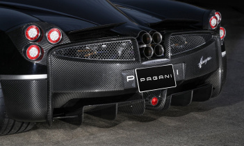Потрясающий черный Pagani Huayra Tempesta выставлен на продажу в Токио