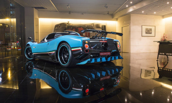 Невероятный ярко-голубой Pagani Zonda Uno